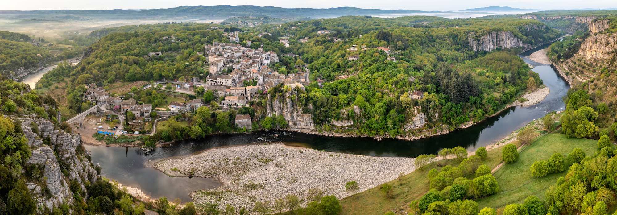 Ce village médiéval d’Ardèche perché sur une falaise est classé parmi les plus beaux villages de France background poster