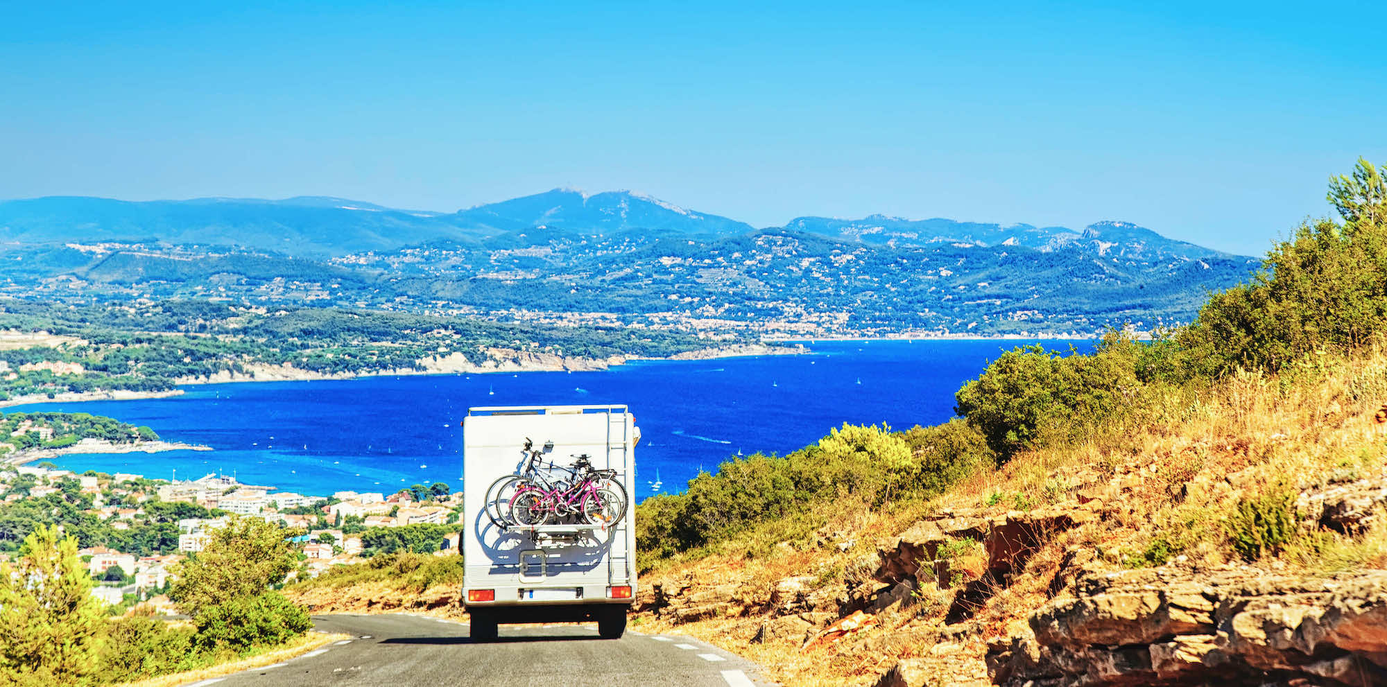 Camper en Italie : les plus beaux emplacements pour vans et camping-cars background poster