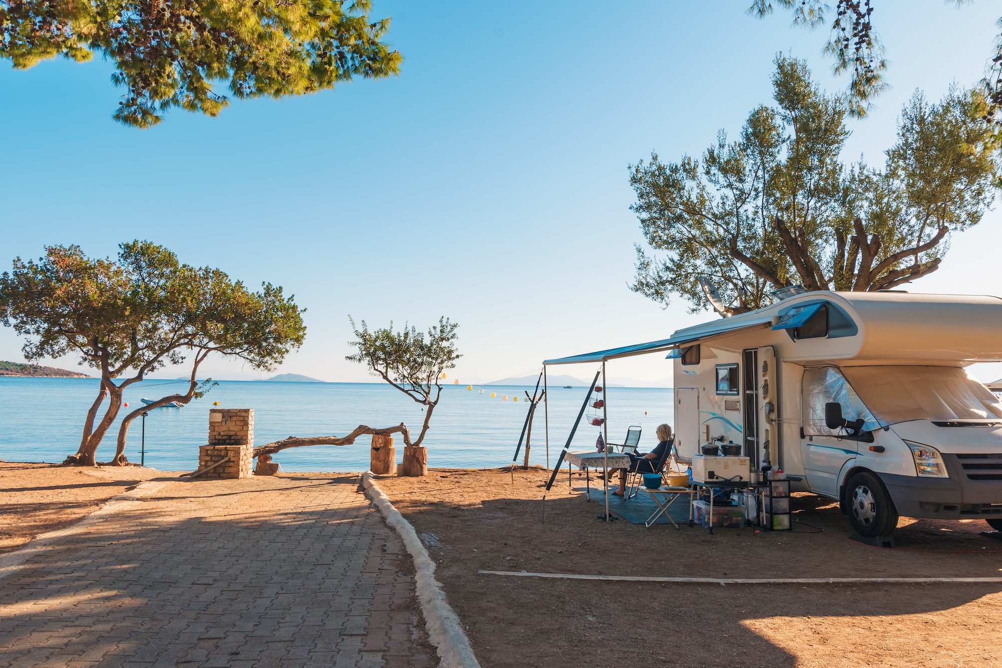 Oubliez le camping sauvage : les plus beaux emplacements pour tentes, vans et camping-cars se trouvent sur des campings background poster