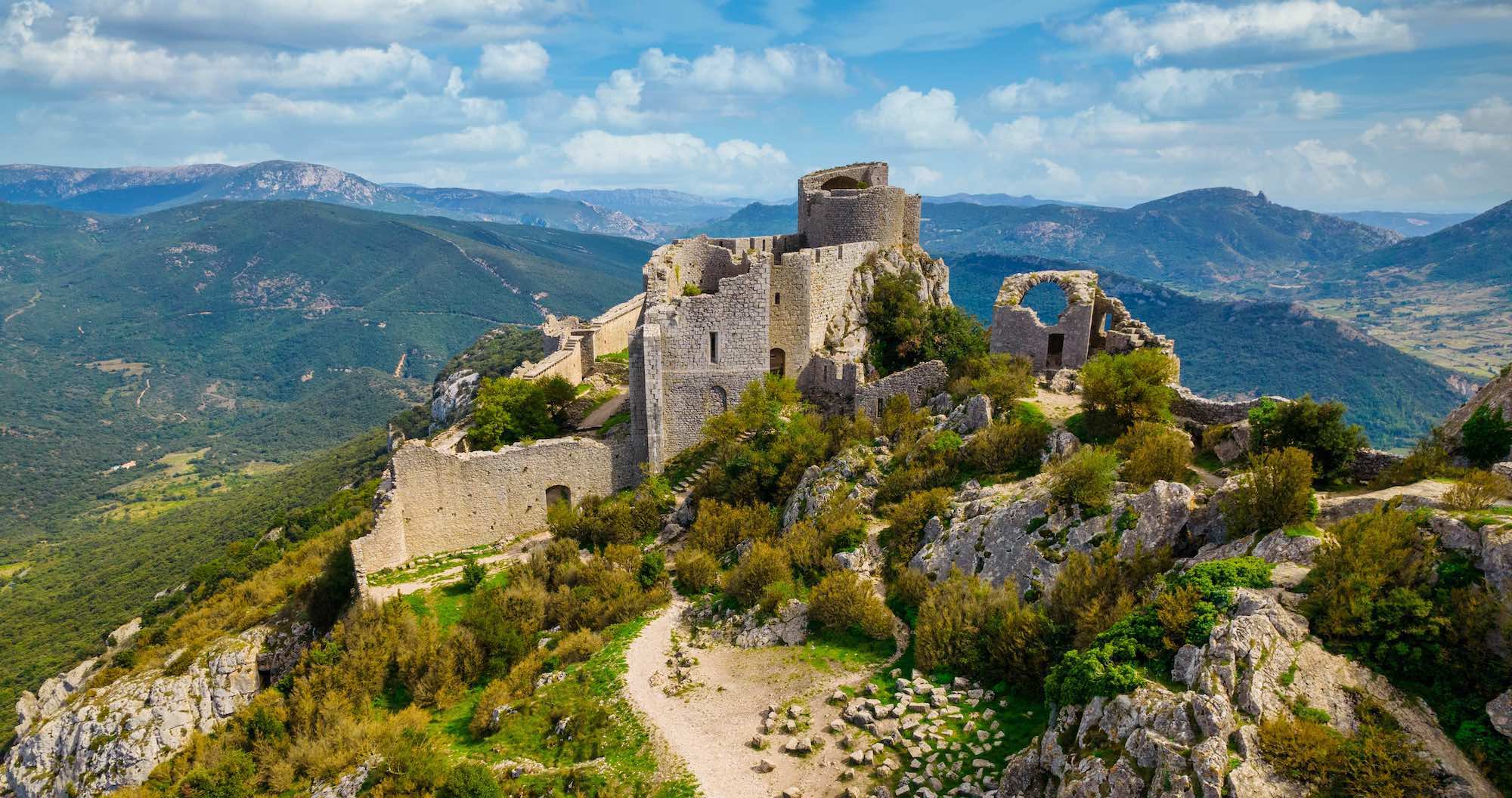 4 citadelles perchées spectaculaires… et (presque) inconnues dans le sud de la France background poster