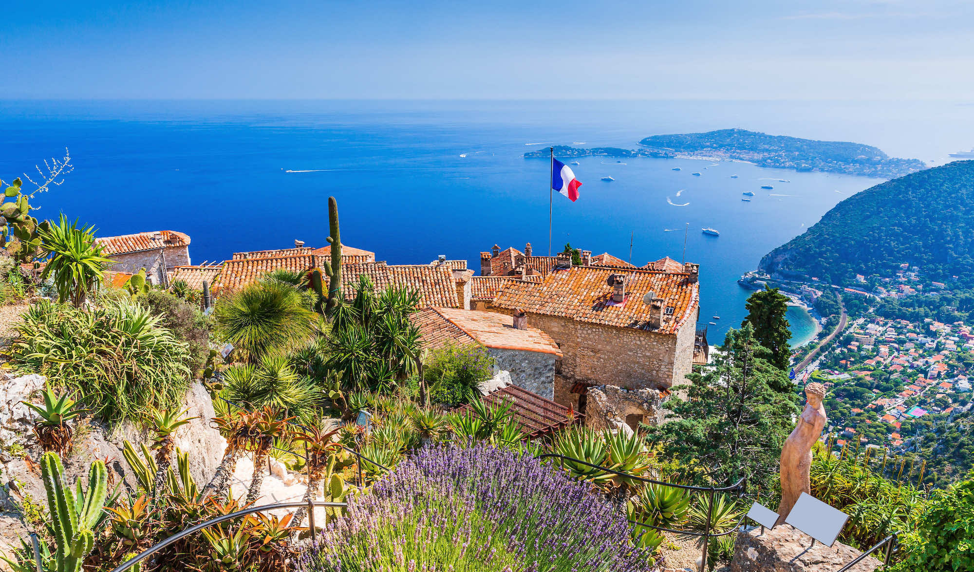 Le Mag Camping - Ce village, surnommé le « Balcon de la Côte d’Azur », offre l'une des plus belles vues sur la Méditerranée