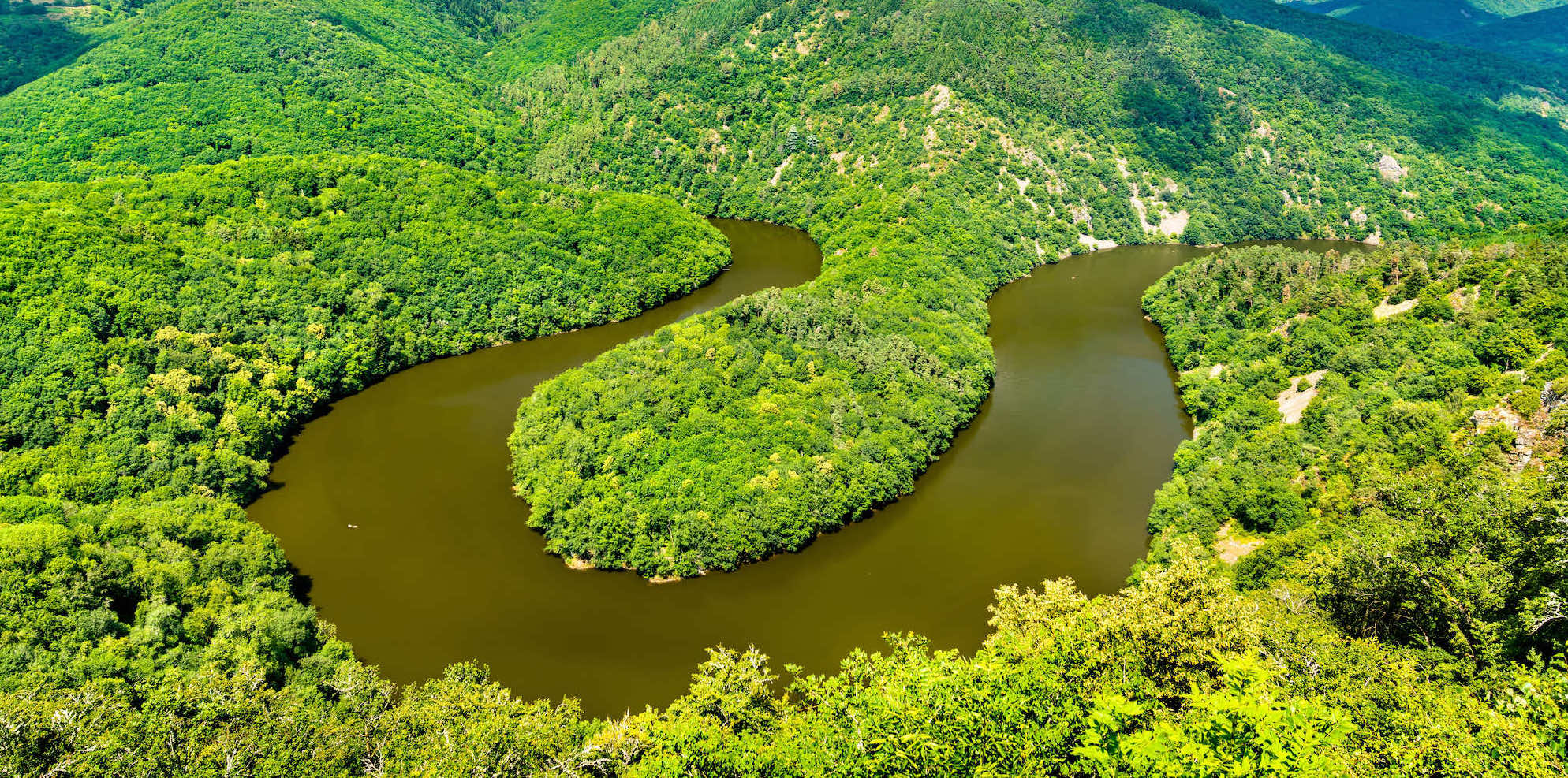 Le Mag Camping - Ce coin caché en Auvergne fait de l’ombre aux Gorges du Verdon (et en plus, il est moins fréquenté)