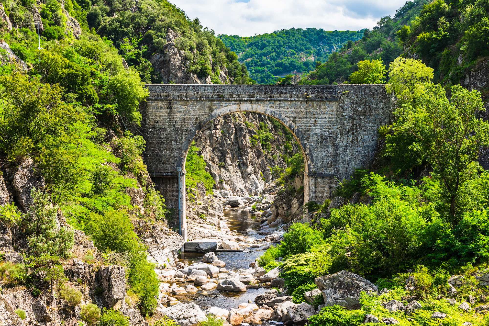 Le Mag Camping - Les Gorges de la Daronne : non, ce n’est pas un film Netflix, mais le cadre idéal pour une randonnée automnale en Ardèche