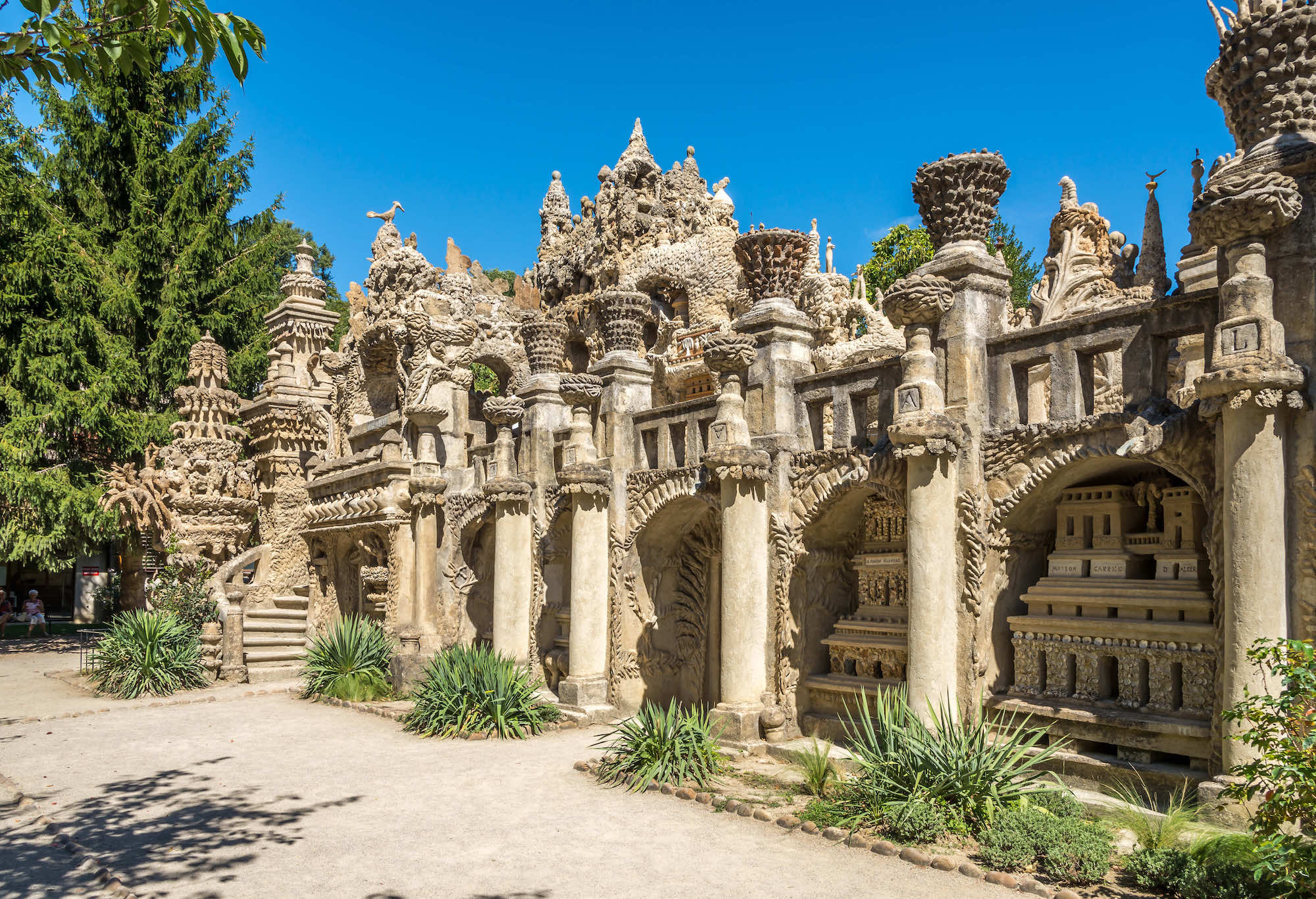 Le Mag Camping - Incroyable mais vrai : Ce palais français rivalise avec les temples d’Angkor