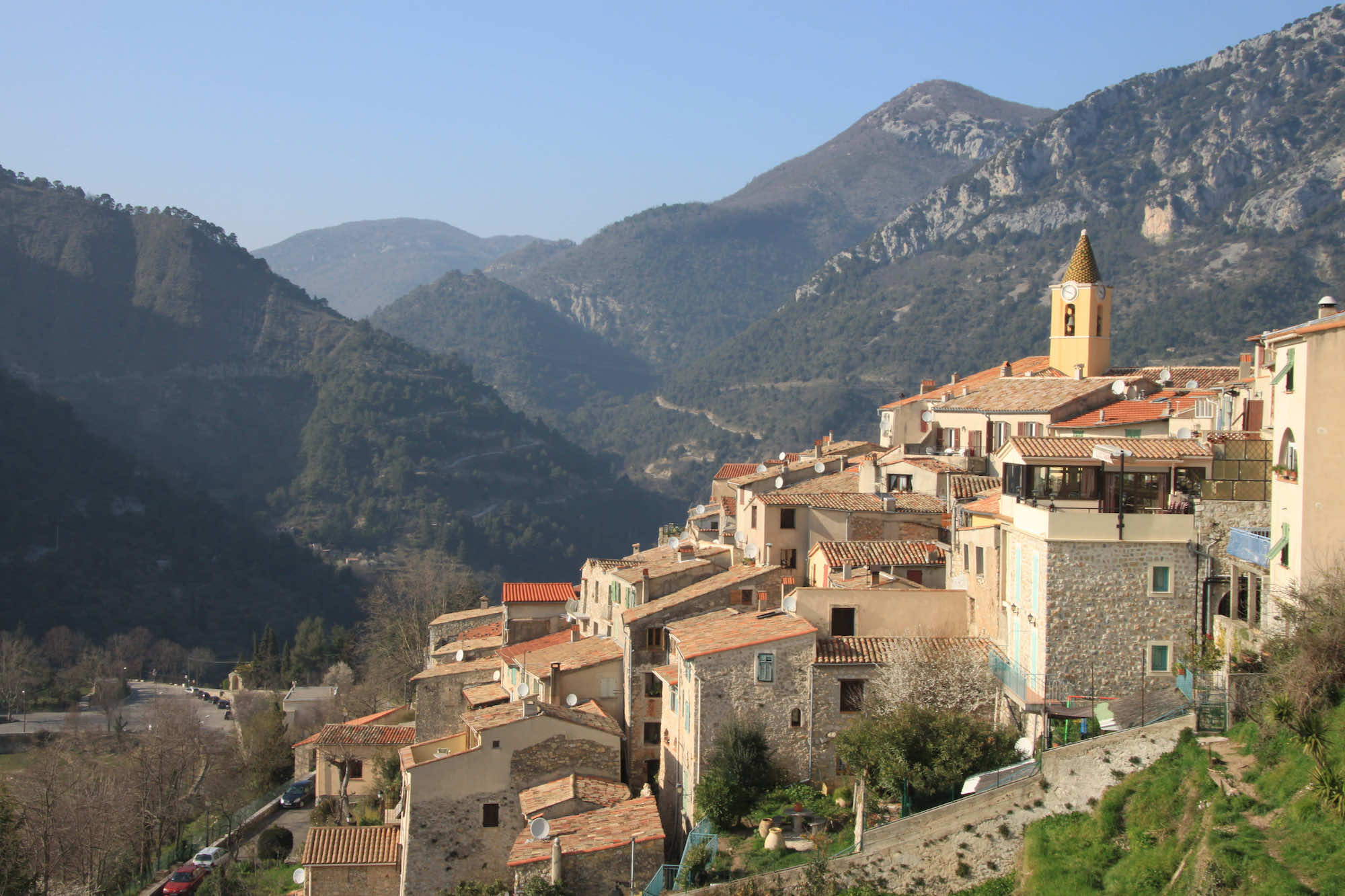 Le Mag Camping - Peu de gens le savent, mais ce village perché est le plus haut littoral d’Europe et il est classé Plus Beau Village de France