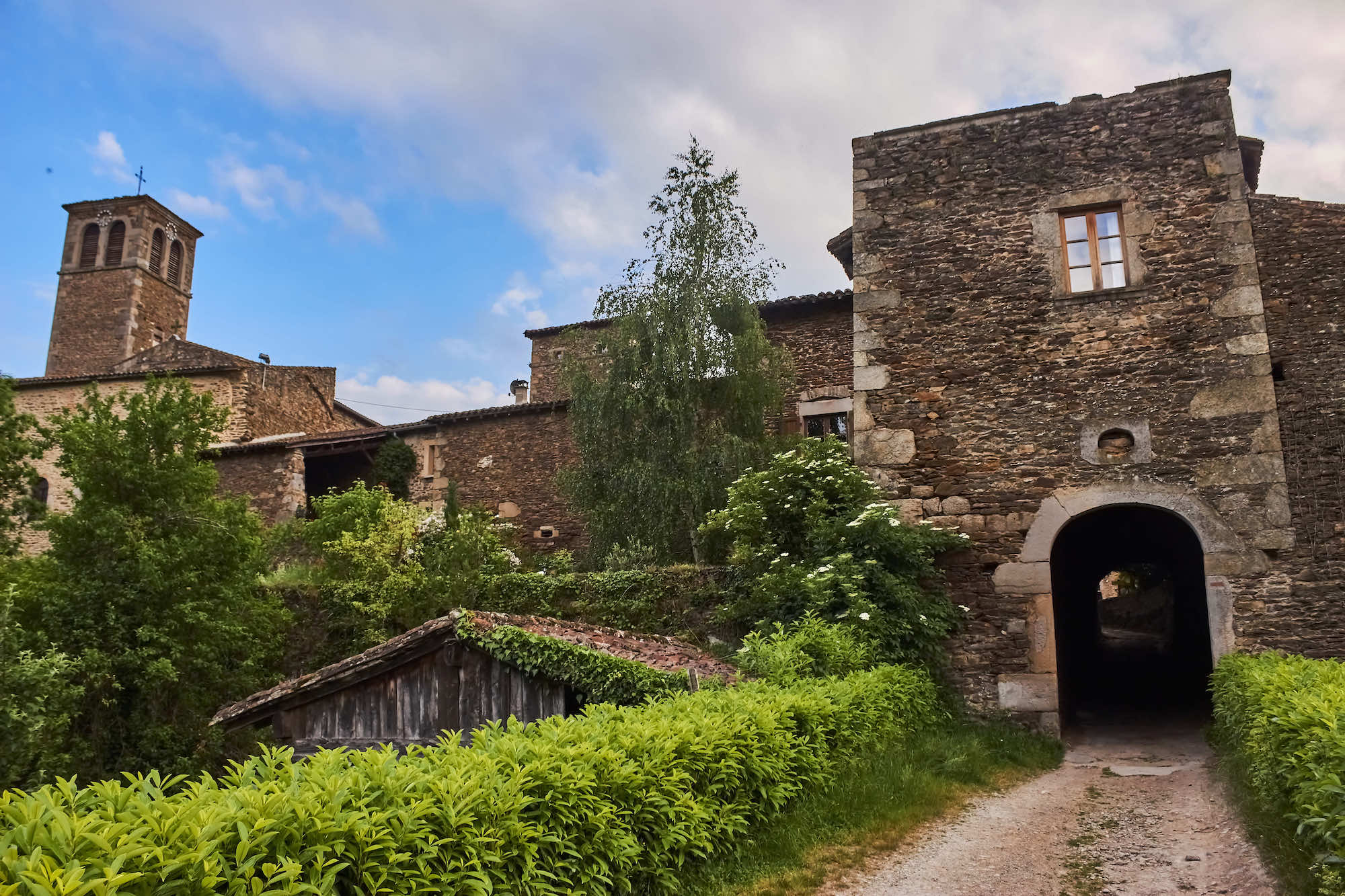 Ce Plus Beau Village de France est le seul à avoir été construit à l’intérieur d’un ancien monastère background poster