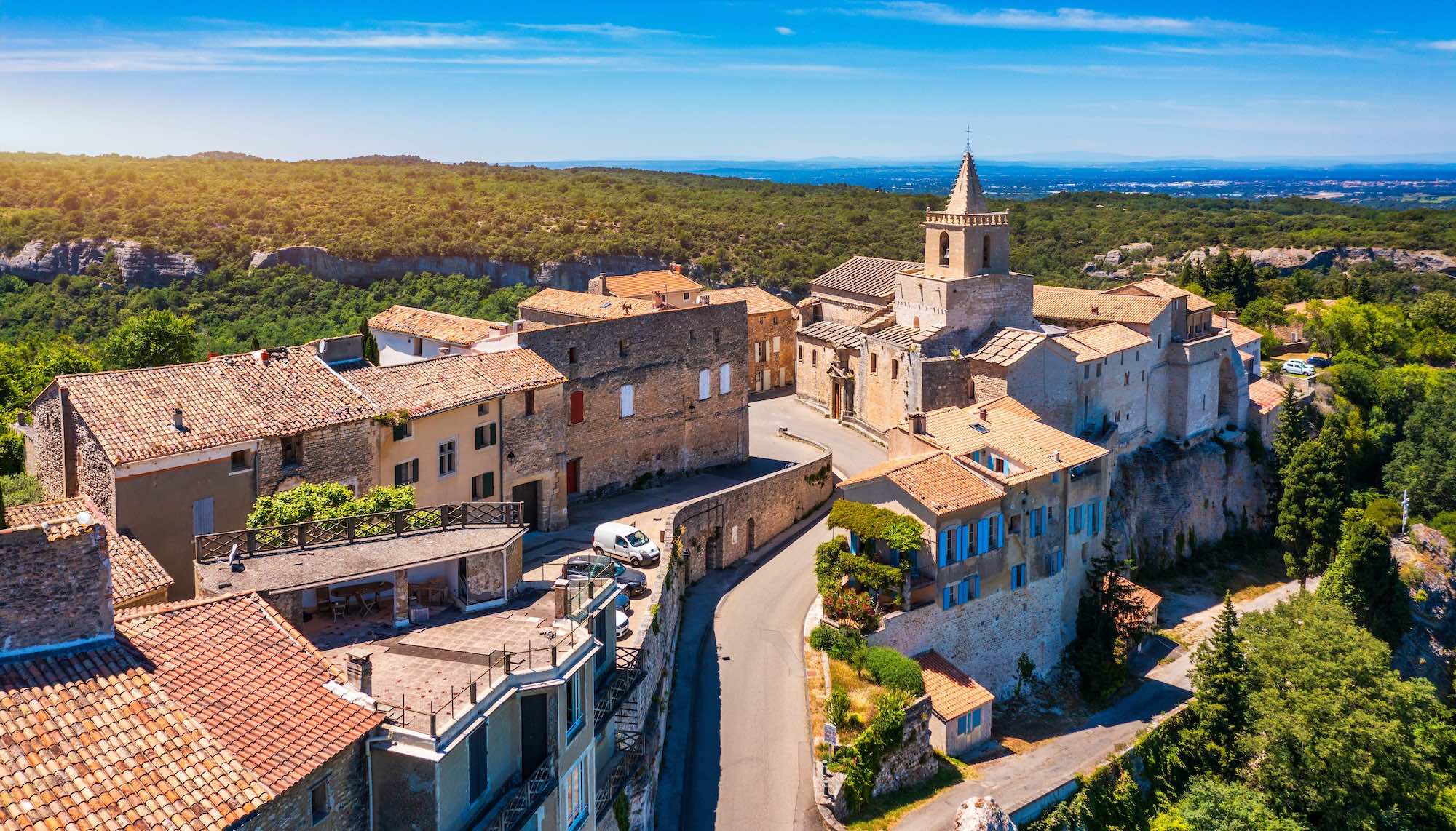 Ce village du Luberon entouré de cerisiers est l’un des plus beaux villages de France background poster