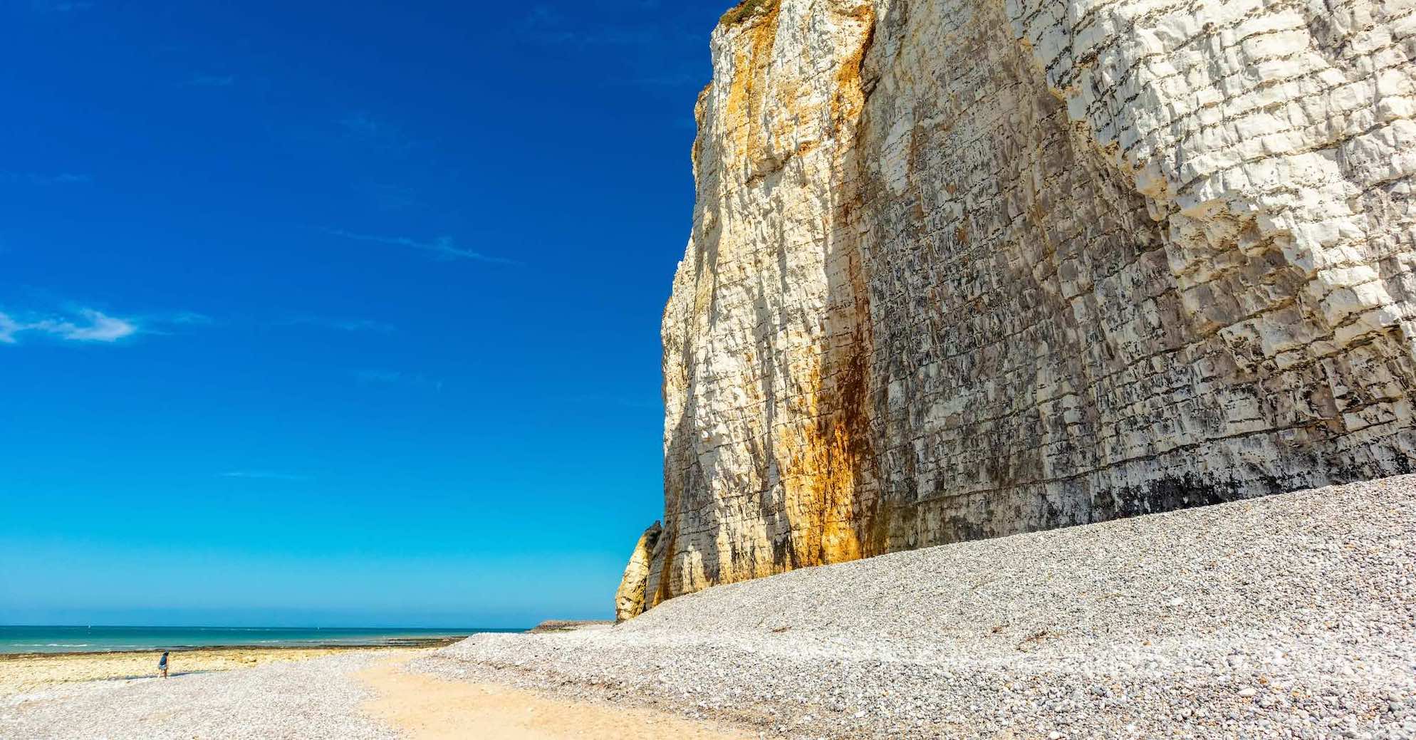 A 20 minutes d'Etretat, des falaises tout aussi envoutantes, mais sans les touristes background poster